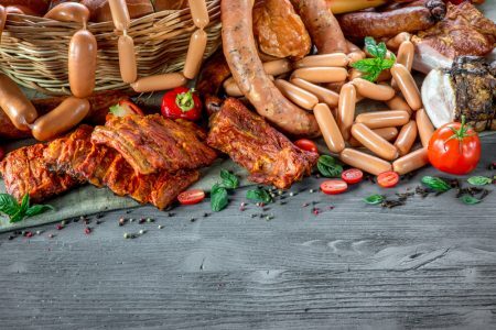 Bacon, salsicha e linguiça foram apontados como possíveis causas de câncer