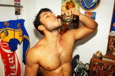 Há mais um motivo para que os homens continuem bebendo cerveja. Um, não. Cinco!