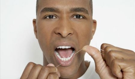 Especialista britânico diz que usar fio dental não é necessário