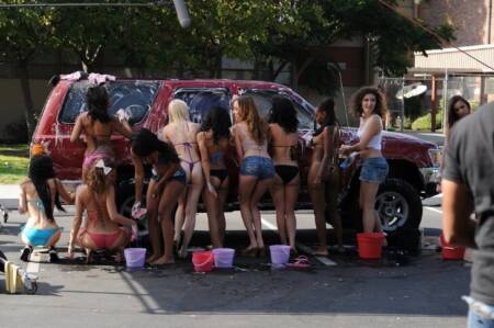 Cena do filme no estacionamento da escola