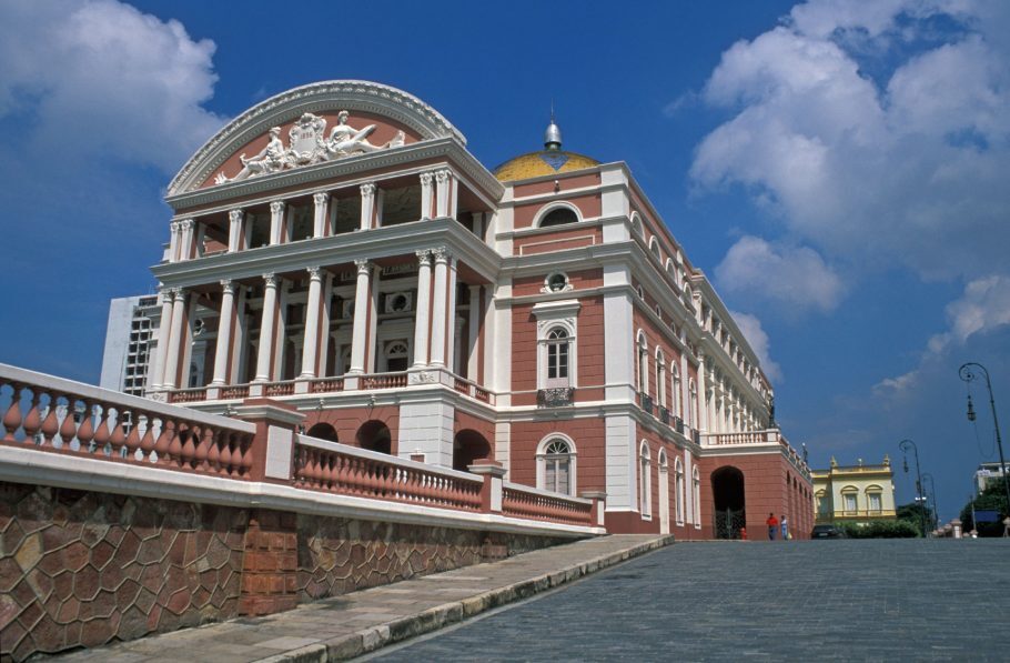 Vista do Teatro Amazonas, uma dos mais belos do país