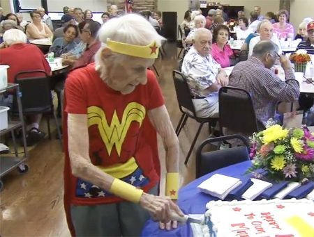 Mulher corta bolo em seu 103º aniversário