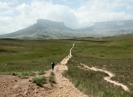 O misterioso Monte Roraima reina no horizonte da fronteira entre Brasil, Venezuela e Guiana