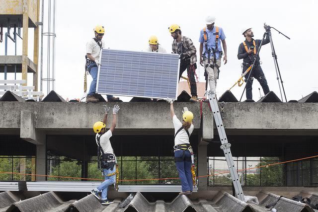 Multiplicadores Solares, jovens selecionados e treinados pelo Greenpeace, instalam painéis solares na Escola Estadual Oswaldo Aranha, no bairro de Artur Alvim, em São Paulo.