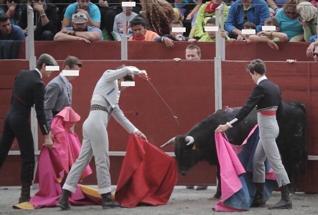 O vídeo mostra crianças agindo como matadores experientes.