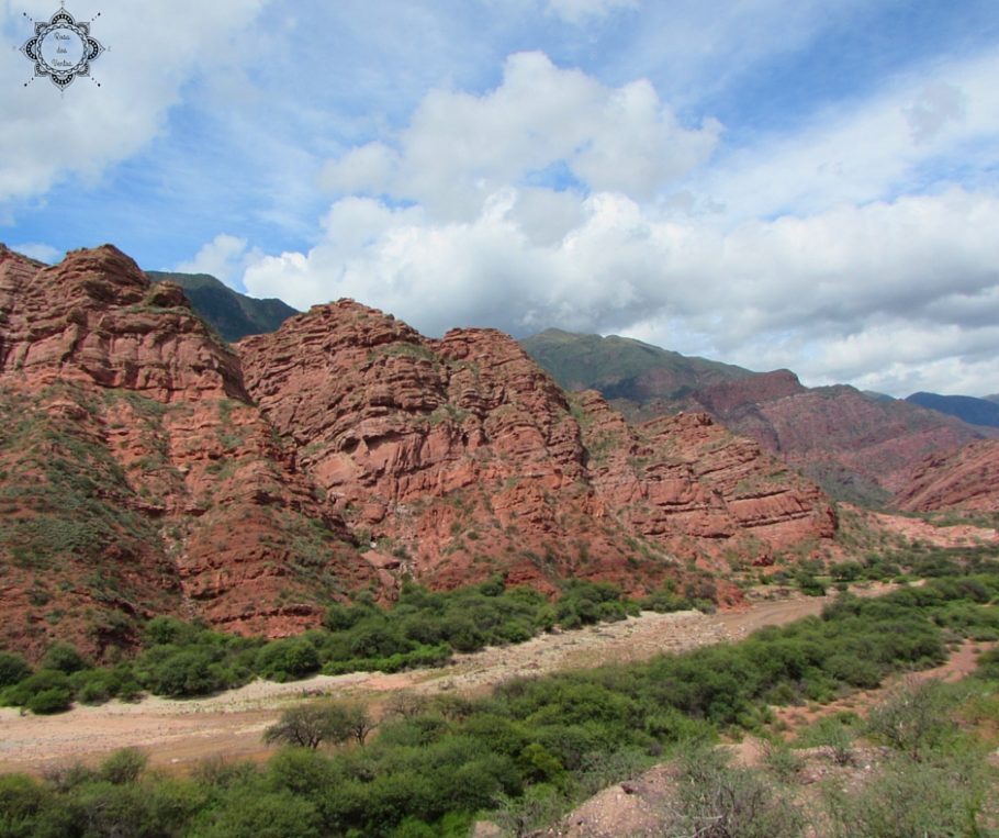 Uma das coloridas montanhas da Quebrada das Conchas!