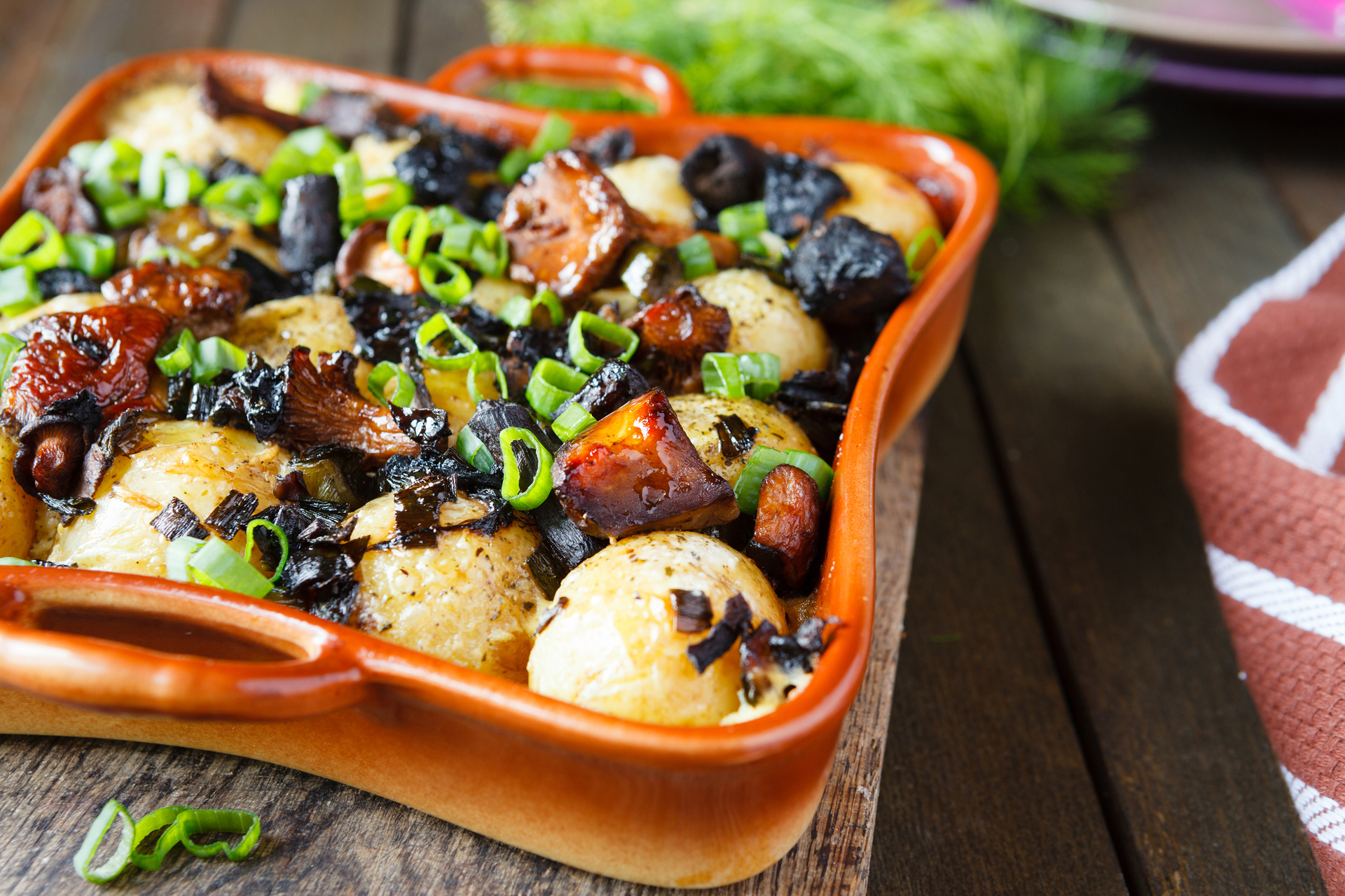 Рецепт со свежими грибами. Блюда из грибов. Картошка с грибами. Красивые блюда с грибами. Блюдо с картошкой и грибами.