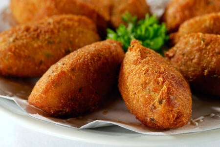 Bolinho de bacalhau e outros pratos com o peixe são servidos na Feira Portuguesa