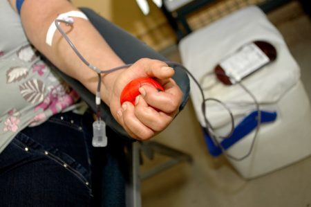 País permitirá que homossexuais doem sangue a partir 2016