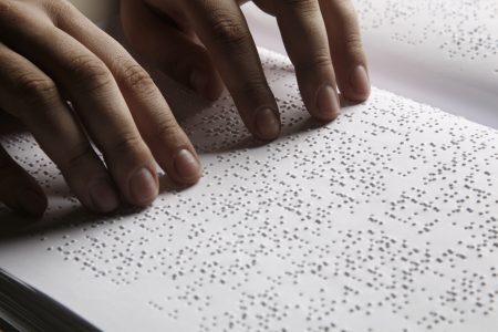 Para incluir estudante cego, professora passou a usar apenas livros com exemplares em braille