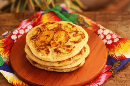 Panqueca americana de banana é uma opção para o café da manhã
