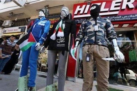 Manequins exibem facas na loja “Hitler”, na Faixa de Gaza