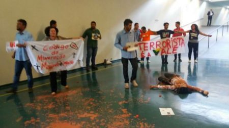 O grupo estava protestando contra a Samarco, controlada pelas empresas Vale e BHP Billiton, em resposta à tragédia ocorrida em Mariana