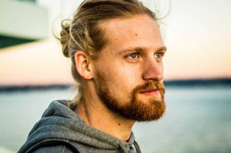 O homem responde aos e-mails equivocados que fãs escrevem para a cantora