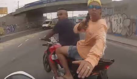 Vídeo de tentativa de assalto gravado por policial em SP