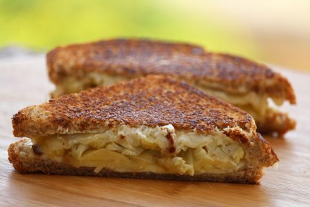 Sanduíche tostado de couve-flor e queijos