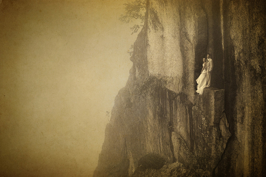 Casal de noivos posou para o fotógrafo norte-americano em penhasco