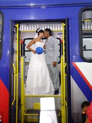 Casando no ônibus: uma maneira diferente de celebrar o amor