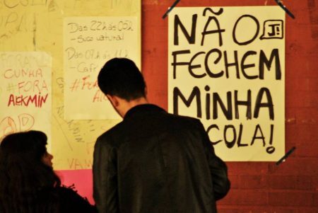 Alunos protestam contra reorganização do ensino