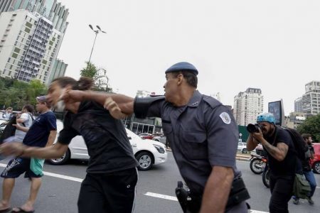 A Polícia Militar está reprimindo as manifestações estudantis com violência