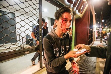 Os estudantes foram retirados à força do teatro e agredidos por policiais