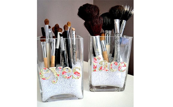 Copos, canecas e xícaras são uma ótima alternativa para porta pincéis. Para mantê-los firmes e separados use grãos de café, feijão ou sal grosso.