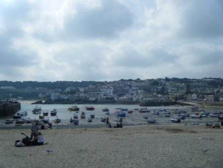 Praia próxima a fazenda em Cornwall, Inglaterra