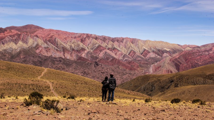 Gabi e Lucas, do Mundo à Volta, no cerro de 14 colores, ou Hornocal – Humahuaca, Argentina