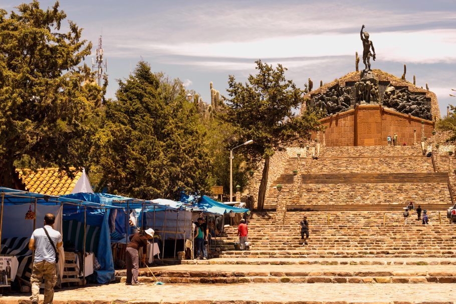 No centro, o Monumento ao Índio