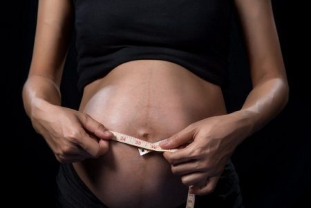 Países que tratam o tema do aborto com rigidez, como El Salvador, recomendam que as mulheres evitem gravidez por ao menos dois anos