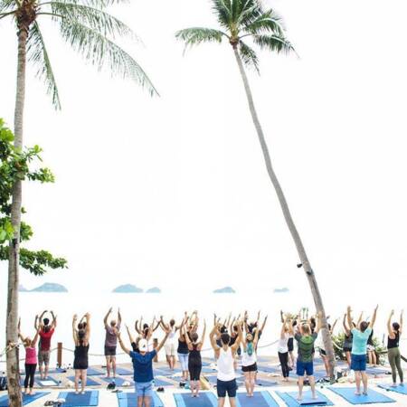 Convidados praticam yoga