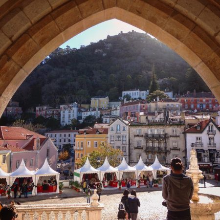 Sintra sobre os arcos do Palácio Nacional