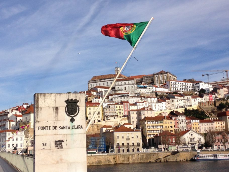 Bandeira de Portugal hasteada na Ponte Santa Clara, em Coimbra