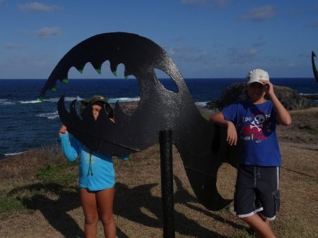 Crianças no Museu do Tubarão, em Noronha