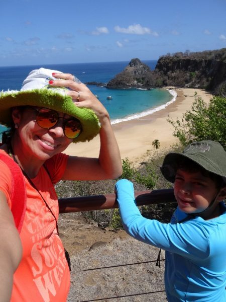 Arthur nadando na imensidão azul de Noronha