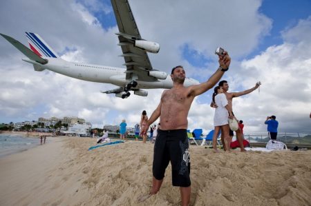 Ilha de St. Martin, onde as aeronaves passam muito perto da praia