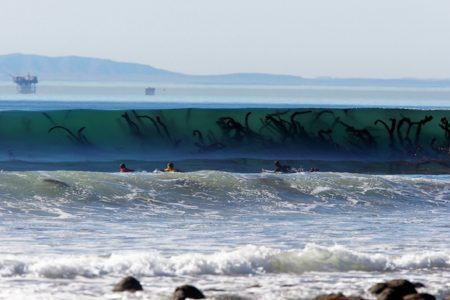 Estes tentáculos semelhantes aos de monstros marinhos são apenas parte de uma alga gigante dentro da onda.