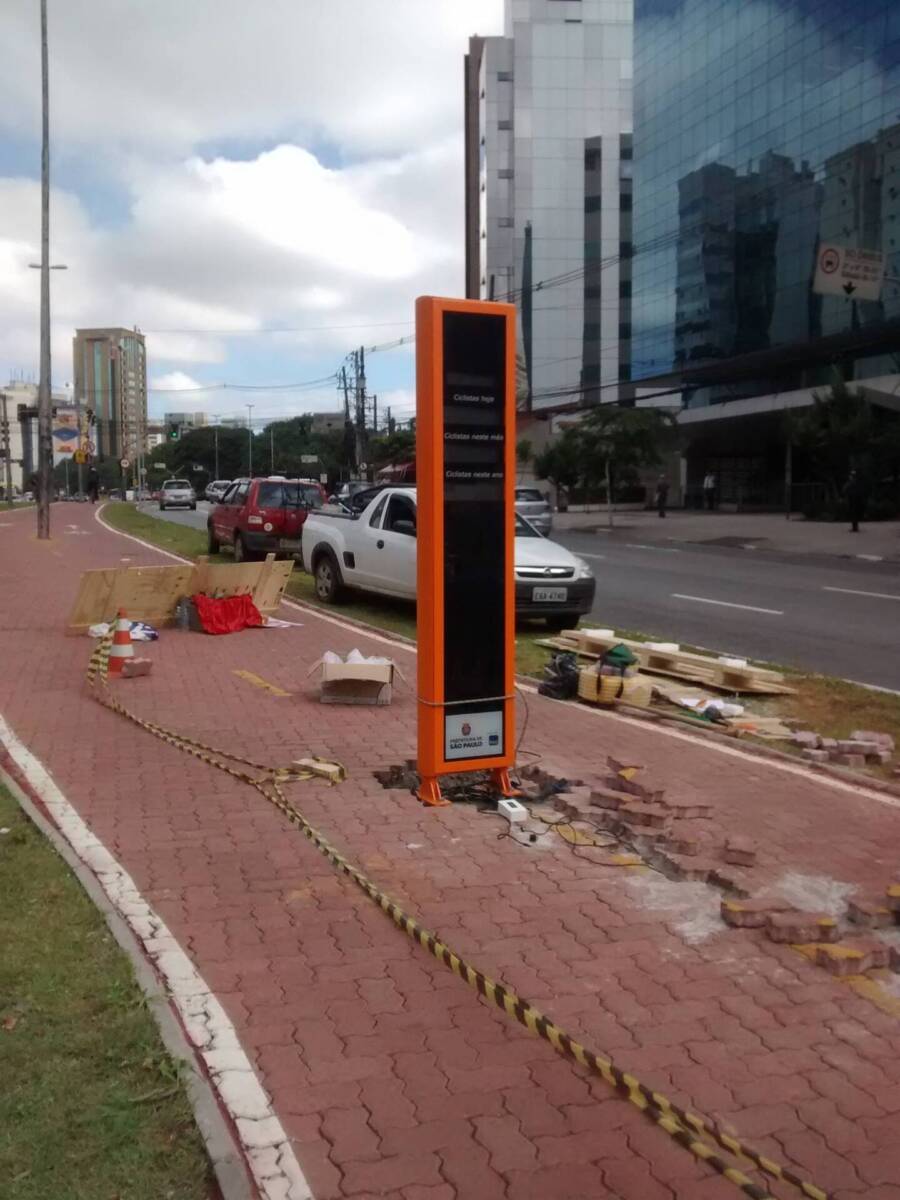 Foto do totem na avenida Bernardino de Campos