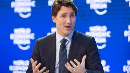 Aos 44 anos de idade, Trudeau levou o Partido Liberal ao poder após uma década de domínio do Partido Conservador