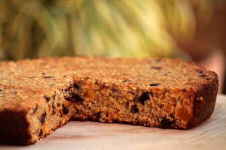 Bolo de banana leva um toque de damasco