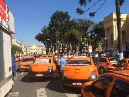 Manifestação de taxistas ocorrida em 2015 contra motoristas do aplicativo Uber