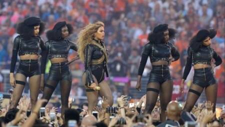 Beyoncé e as dançarinas que a acompanhavam caracterizadas de Panteras Negras