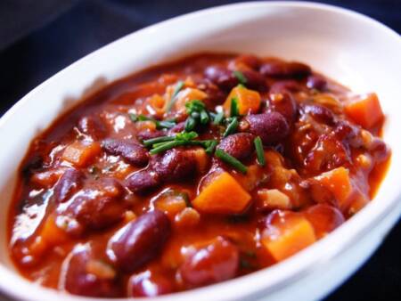 Barraca de rua serve feijoada vegana aos domingos