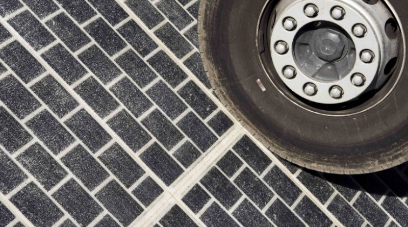 Pavimento solar é muito resistente e suporta peso e tráfego intenso de carros e caminhões