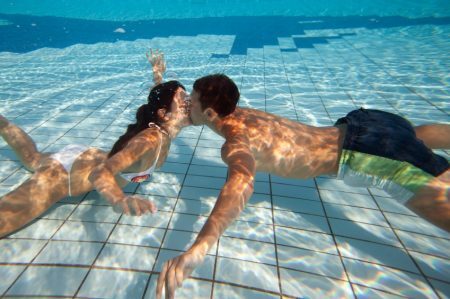 Fuja da rotina: já pensou em fazer sexo na piscina?