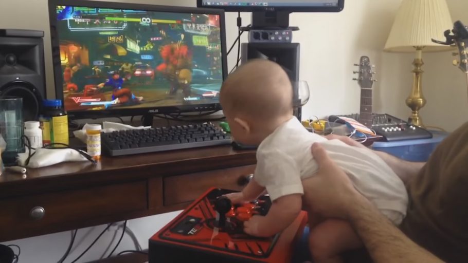 Bebê de seis meses ‘zera’ videogame Street Fighter V com ajuda do pai