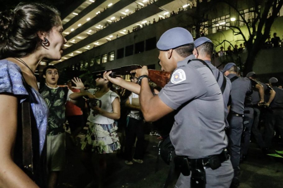 O protesto virou confusão entre estudantes e a PM