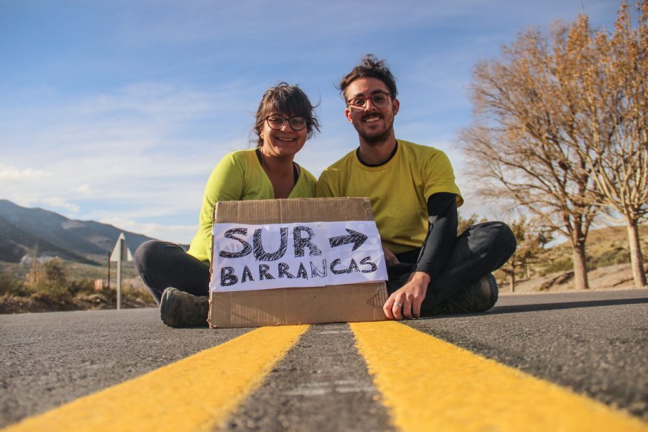 Os publicitários Marcelo e Tainá criaram o projeto Calle América onde eles eles percorrem a América ajudando ao máximo de pessoas que puderem pelo caminho