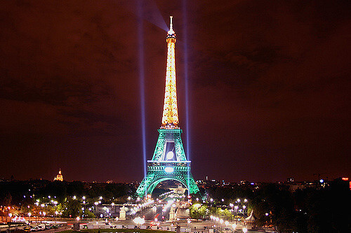 Torre Eiffel iluminada de verde em 2007 devido à Copa do Mundo de rúgbi