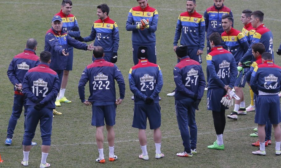 Jogadores da seleção romena de futebol vestem camisas com problemas matemáticos